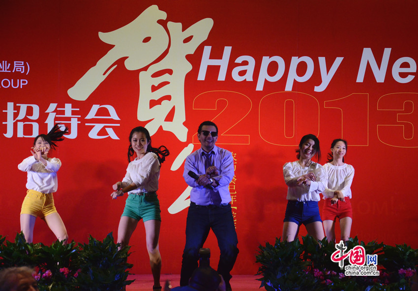 China International Publishing Group (CIPG) held its annual Christmas Party to honor its foreign experts and foreign staffs at the Xinjiang Plaza in Beijing on December 19. Over 200 guests attended the gala event, and all the attendees came dressed in their Sunday finest.