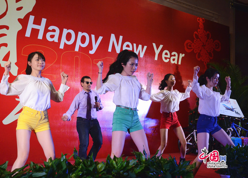 China International Publishing Group (CIPG) held its annual Christmas Party to honor its foreign experts and foreign staffs at the Xinjiang Plaza in Beijing on December 19. Over 200 guests attended the gala event, and all the attendees came dressed in their Sunday finest.