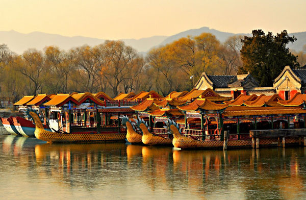 Best known for its summer allure, The Summer Palace in Beijing shows another side of its beauty in the silence of winter as shown in this group of photos taken in early December. [Xinhua photo] 