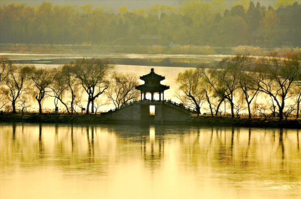 Best known for its summer allure, The Summer Palace in Beijing shows another side of its beauty in the silence of winter as shown in this group of photos taken in early December. [Xinhua photo] 