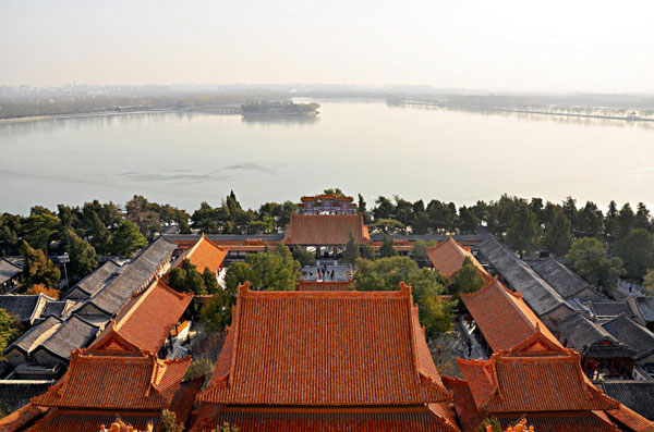 Best known for its summer allure, The Summer Palace in Beijing shows another side of its beauty in the silence of winter as shown in this group of photos taken in early December. [Xinhua photo] 