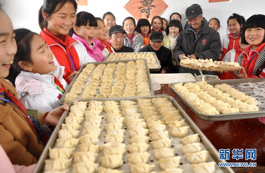 Students make dumplings in a home for the aged in Qiyuan County, Shandong Province, on Dec. 21. 