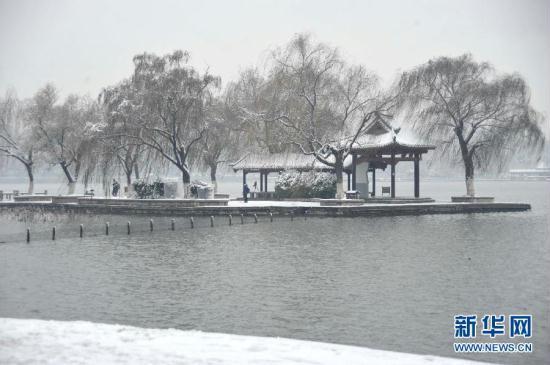 Photo taken on Dec. 21, 2012 shows the scenery of the snow-covered Daming Lake in Jinan, capital of east China's Shandong Province. Jinan witnessed a heavy snow on Friday. [Xinhua]
