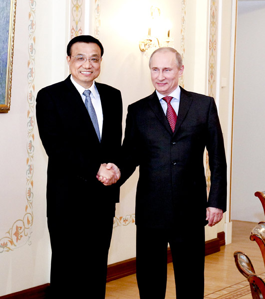 File photo taken on April 27, 2012 shows Li Keqiang (L) shakes hands with Russian president-elect Vladimir Putin during their talks in Moscow, Russia. [Photo/Xinhua]