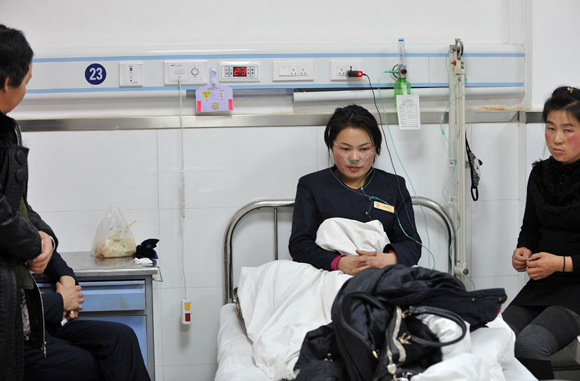 A woman injured in the building fire receives treatment at the Affiliated Hospital of Yan'an University in Yan'an, Northwest China's Shaanxi province, Dec 22, 2012. [Photo/Xinhua] 