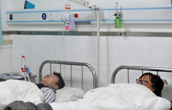 A woman and a man injured in the building fire receive treatment at the Affiliated Hospital of Yan'an University in Yan'an, Northwest China's Shaanxi province, Dec 22, 2012. [Photo/Xinhua] 