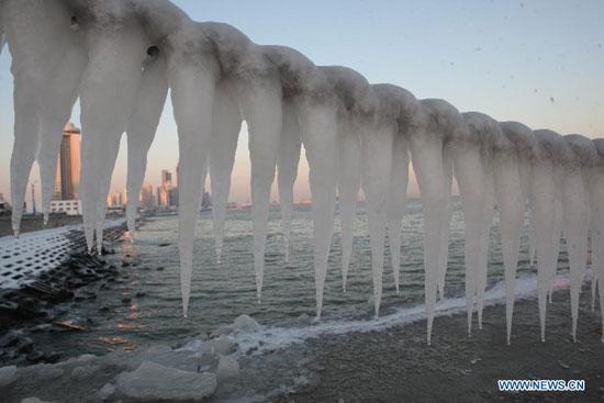 Photo taken on Dec. 24, 2012 shows the icicles by the sea in Yantai, a coastal city in east China's Shandong Province. [Xinhua]