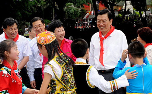 File photo taken on May 30, 2012 shows Zhang Dejiang (R) visits children to celebrate the International Children's Day in Chongqing, southwest China. [Photo/Xinhua]