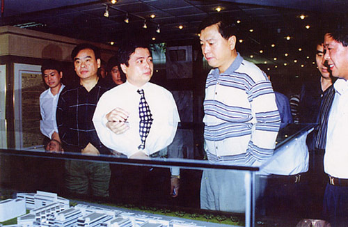 File photo taken on Oct. 24, 1998 shows Zhang Dejiang (R) inspects a private enterprise in east China's Zhejiang Province. [Photo/Xinhua]