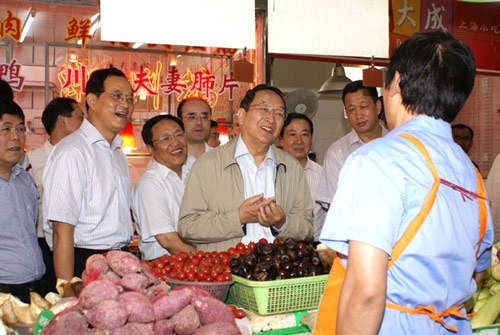 File photo taken on June 17, 2010 shows Yu Zhengsheng (C) inspects the Xuhui District of east China's Shanghai Municipality. [Photo/Xinhua]