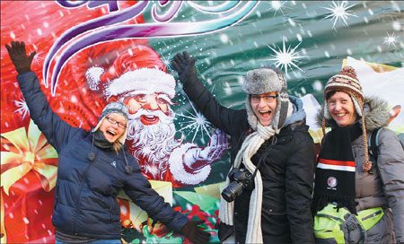 Dutch tourists, well protected against the bitter cold, soak up the Christmas spirit in Beijing on Monday. [China Daily]