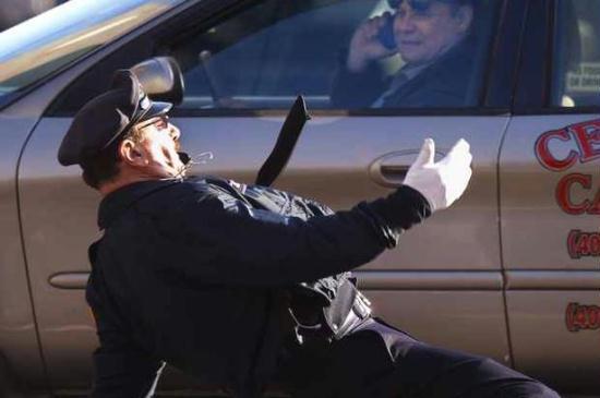 A US cop in Rhode Island's largest city Providence uses dance moves and whistle-blowing to direct traffic - and entertain drivers and pedestrians. 