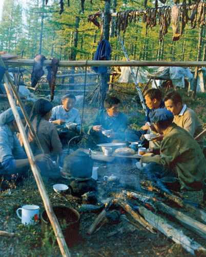 In this file photo taken in the autumn of 1981, Liu Yunshan (C), then a Xinhua reporter, talks with Ewenqi hunters during an interview in Olguya, north China's Inner Mongolia Autonomous Region. [Photo/Xinhua]