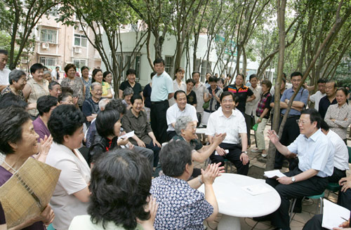 File photo taken on June 26, 2008 shows Zhang Gaoli (R) seeks advice on 20 projects concerning people's livelihood and the work of Tianjin Municipal Committee of the Communist Party of China (CPC) from citizens at the Teachers Village Community on the Yuexiulu Street in Hexi District of north China's Tianjin Municipality. [Photo/Xinhua]