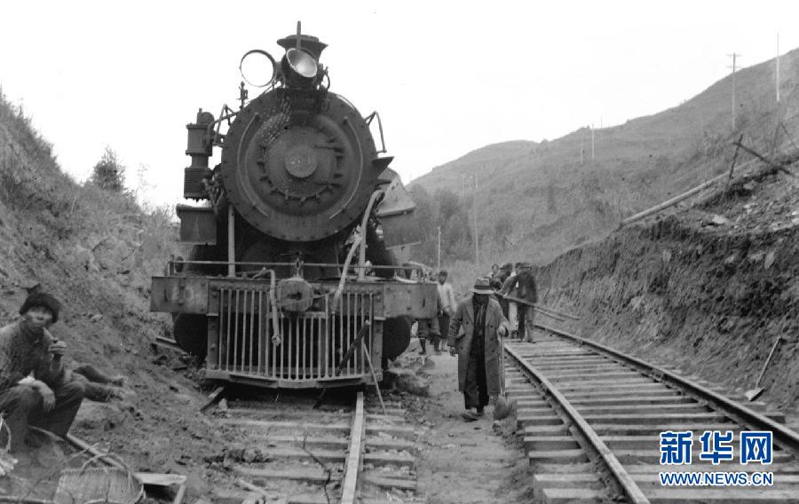 这是1938年拍摄的被日本飞机炸坏的粤汉铁路黎洞站北路轨和204号机车，其侧为刚修好的便道。[新华社]