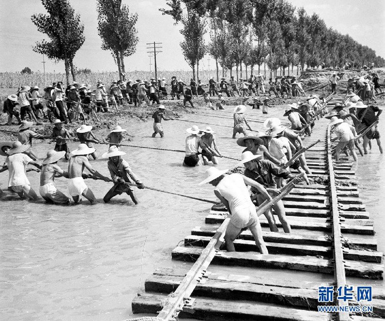 这是20世纪60年代，铁路工人们在抢修被洪水冲毁的京广铁路保定至定县段。[新华社]