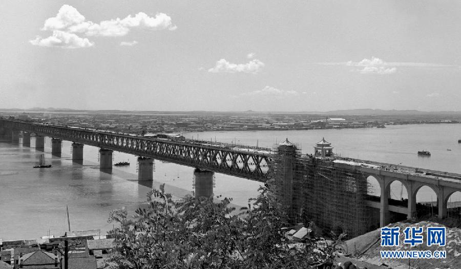 这是1957年拍摄的武汉长江大桥。这座横跨长江的第一座公路铁路两用大桥的通车将京汉铁路与粤汉铁路连成一体，正式更名为京广铁路。[新华社]