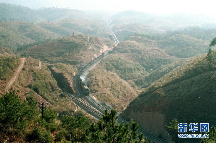 这是穿山越岭的衡广铁路双线（1986年摄）。1988年，京广铁路的衡（湖南衡阳）广（广东广州）段复线完工，复线工程全部建成。[新华社]
