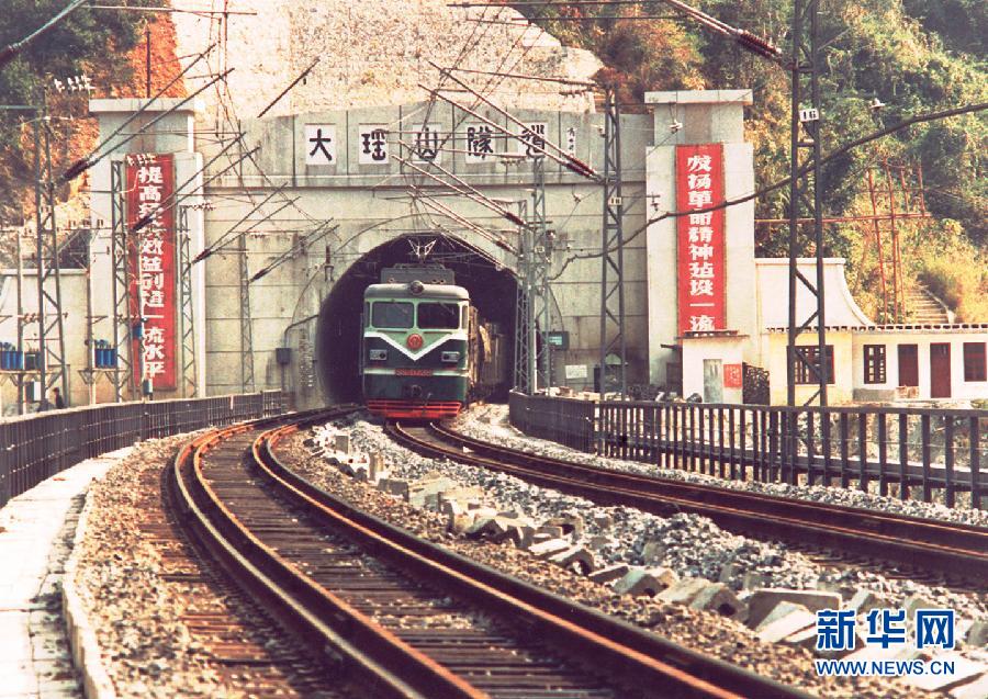 1988年，京广铁路的衡（湖南衡阳）广（广东广州）段复线完工，复线工程全部建成。[新华社]
