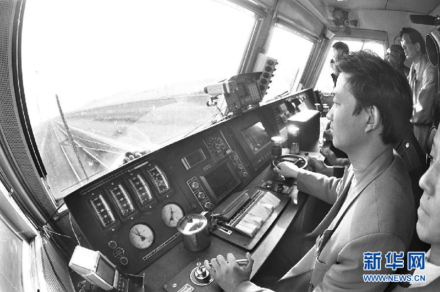 这是1996年京广铁路旅客列车进行提速试验，郑州铁路分局的左东亮在驾驶途中。[新华社]