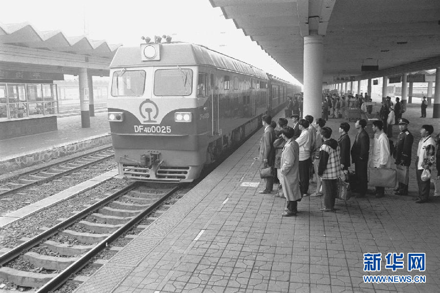 这是1997年3月21日，42次特快列车缓缓驶入石家庄火车站。京广铁路客运于1997年4月1日提速，当时列车最高时速为160公里。[新华社]