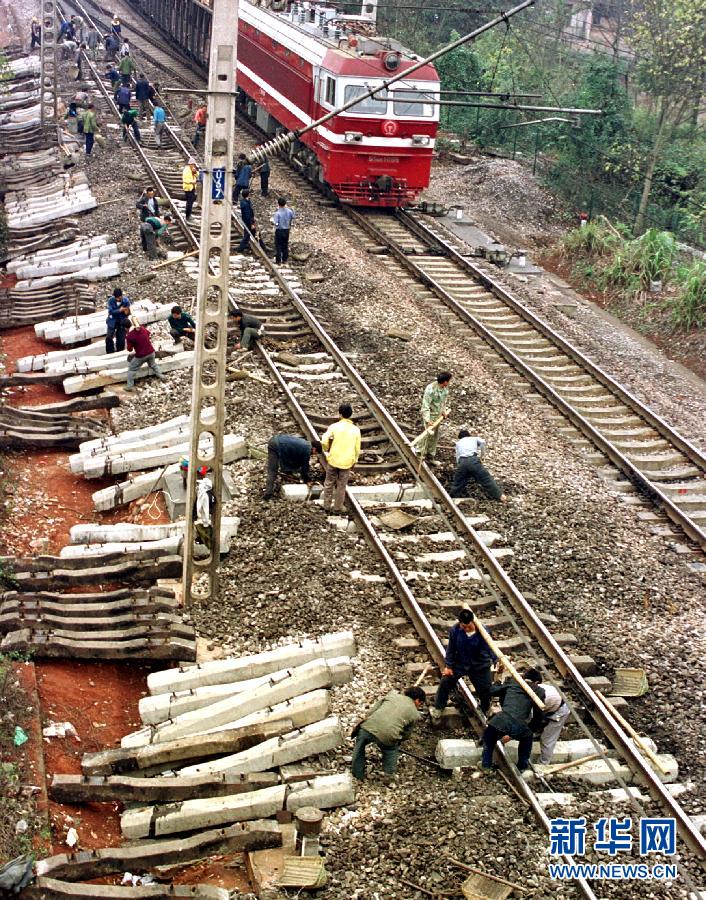 这是2002年1月铁路工人在京广铁路株洲段更换轨枕。[新华社]