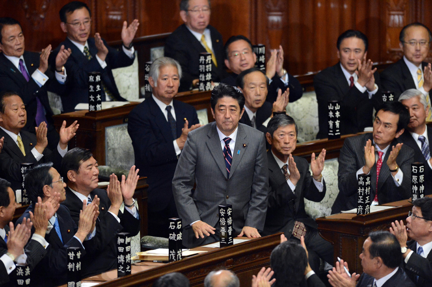 Shinzo Abe (C), leader of the ruling Liberal Democratic Party, greets the members of the lower house of parliament in Tokyo, capital of Japan, on Dec. 26, 2012. Shinzo Abe was elected Japan's new prime minister in the lower house of parliament on Wednesday. [Xinhua photo]