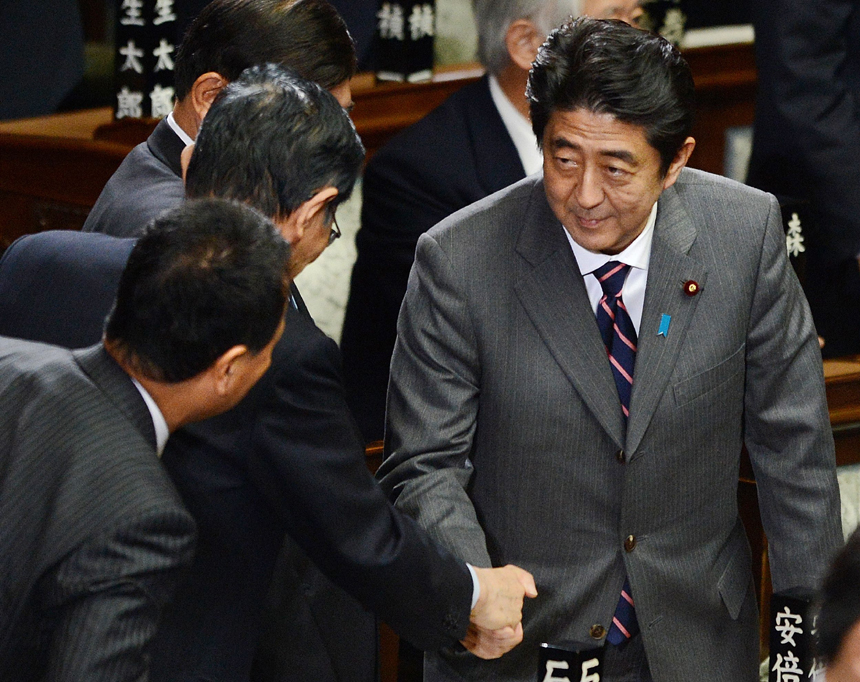 SShinzo Abe (C), leader of the ruling Liberal Democratic Party, greets the members of the lower house of parliament in Tokyo, capital of Japan, on Dec. 26, 2012. Shinzo Abe was elected Japan's new prime minister in the lower house of parliament on Wednesday. [Xinhua photo]