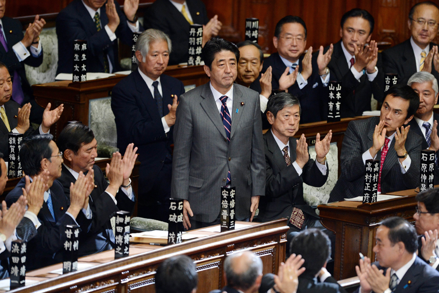 Shinzo Abe (C), leader of the ruling Liberal Democratic Party, greets the members of the lower house of parliament in Tokyo, capital of Japan, on Dec. 26, 2012. Shinzo Abe was elected Japan's new prime minister in the lower house of parliament on Wednesday. [Xinhua photo]