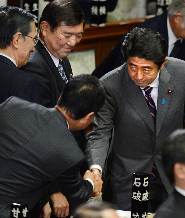 Shinzo Abe (C), leader of the ruling Liberal Democratic Party, greets the members of the lower house of parliament in Tokyo, capital of Japan, on Dec. 26, 2012. Shinzo Abe was elected Japan's new prime minister in the lower house of parliament on Wednesday. [Xinhua photo]