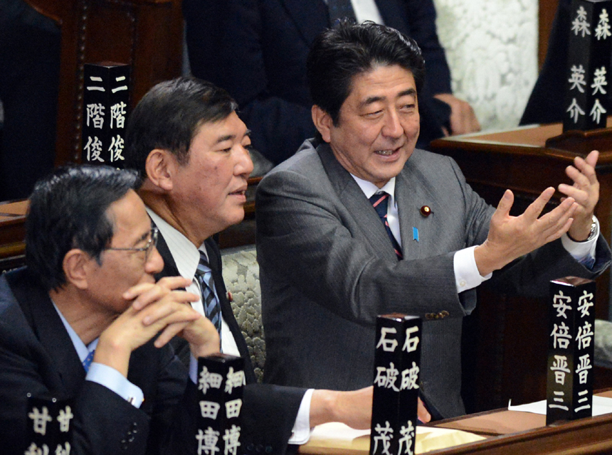 SShinzo Abe (C), leader of the ruling Liberal Democratic Party, greets the members of the lower house of parliament in Tokyo, capital of Japan, on Dec. 26, 2012. Shinzo Abe was elected Japan's new prime minister in the lower house of parliament on Wednesday. [Xinhua photo]