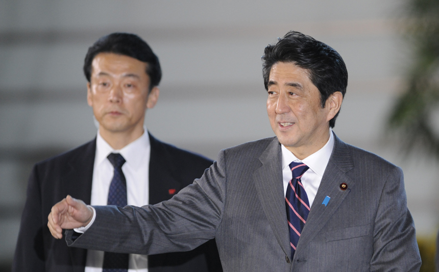 Shinzo Abe (C), leader of the ruling Liberal Democratic Party, greets the members of the lower house of parliament in Tokyo, capital of Japan, on Dec. 26, 2012. Shinzo Abe was elected Japan's new prime minister in the lower house of parliament on Wednesday. [Xinhua photo]