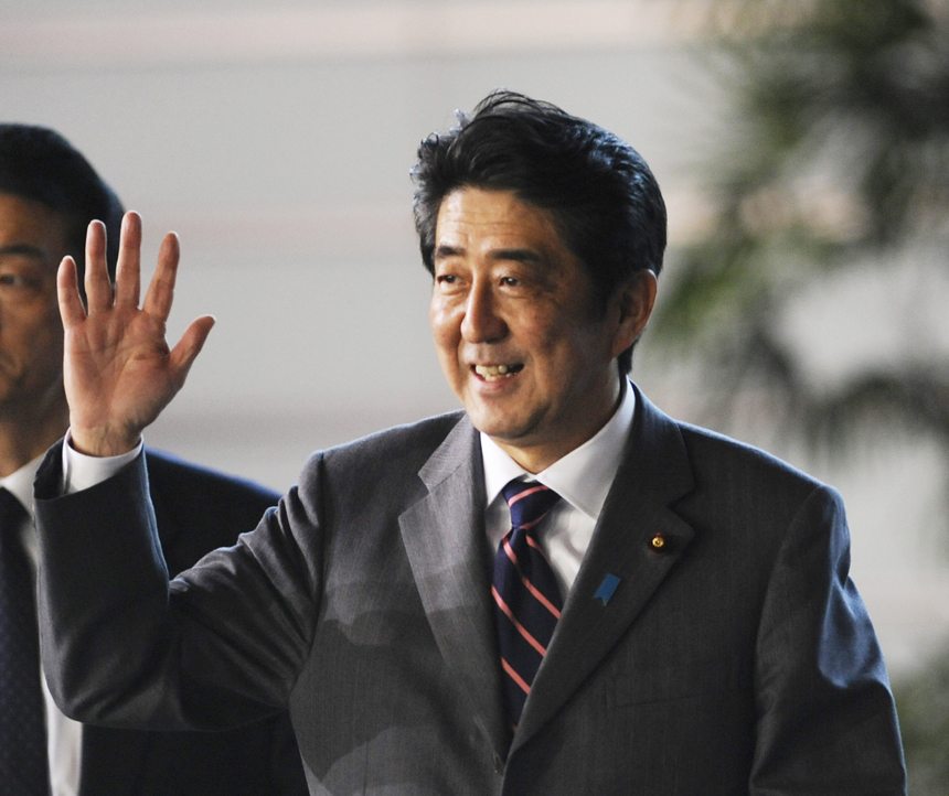 Shinzo Abe (C), leader of the ruling Liberal Democratic Party, greets the members of the lower house of parliament in Tokyo, capital of Japan, on Dec. 26, 2012. Shinzo Abe was elected Japan's new prime minister in the lower house of parliament on Wednesday. [Xinhua photo]