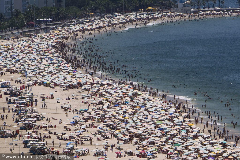 Heat wave hits Ipanema, Brazil