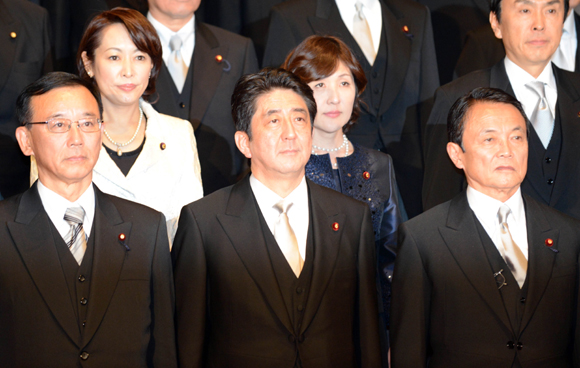 Shinzo Abe (Front C), leader of the ruling Liberal Democratic Party, poses for photos with members of a new cabinet in Tokyo, capital of Japan, on Dec. 26, 2012.