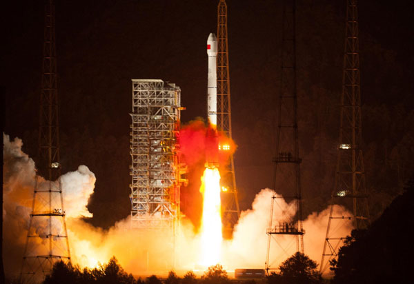 China successfully launched another satellite into space for its indigenous global navigation and positioning network at 11:33 pm on Oct 25, 2012 from the Xichang Satellite Launch Center in the southwestern province of Sichuan. [Photo/Xinhua]   