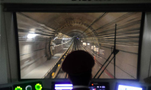 A train of Wuhan Subway Line No 2 moves in the tunnel in Wuhan, capital of central China's Hubei province, Dec 14, 2012. [Photo/Xinhua]