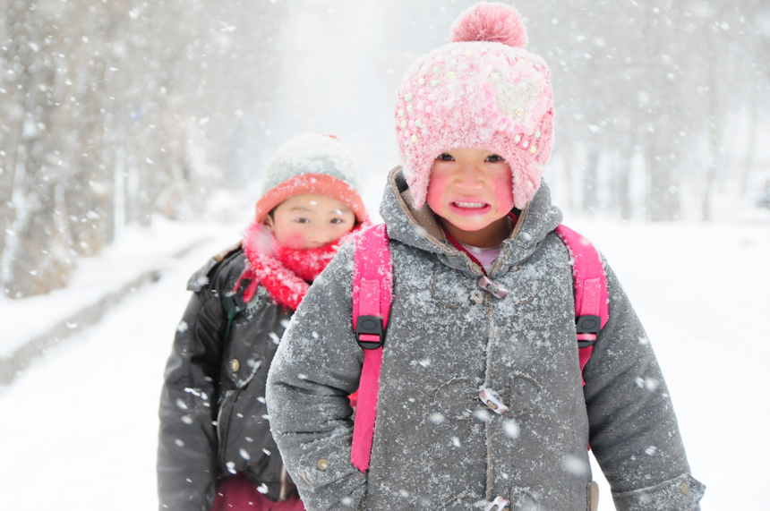 Pupils walk in snow on Hetie highway in Hezheng County of Linxia Hui Autonomous Prefecture, northwest China&apos;s Gansu Province, Dec. 28, 2012. Strong wind and heavy snowfall hit most parts of Gansu Province on Friday.