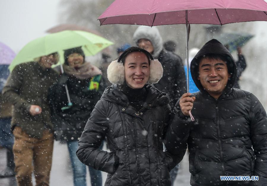 Tourists visit the West Lake scenic spot in snow in Hangzhou, capital of east China's Zhejiang Province, Jan. 3, 2013. The central and northern parts of Zhejiang witnessed on Thursday the first snow in 2013. 