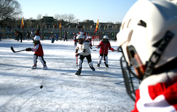 Young hockey players chase the puck at Beihai Park. [Photo: CRIENGLISH.com]