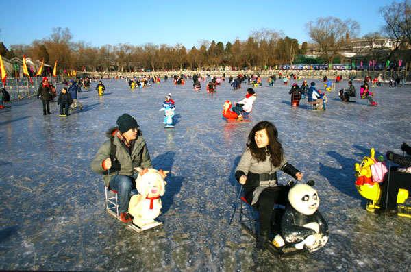 Cruising around in ice chairs at Beihai Park. [Photo: CRIENGLISH.com]