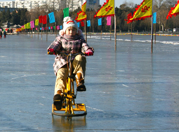 A determined girl rides an ice bike at Beihai Park. [Photo: CRIENGLISH.com] 