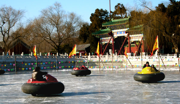 Ice bumper cars at Beihai Park. [Photo: CRIENGLISH.com]