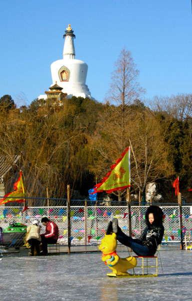 A young woman demonstrates the way to cruise in comfort in Beihai Park. [Photo: CRIENGLISH.com] 