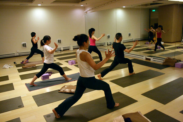 Students practice 'ocean breaths' at Shanti Yoga Studio. [Photo: CRIENGLISH.com/William Wang] 