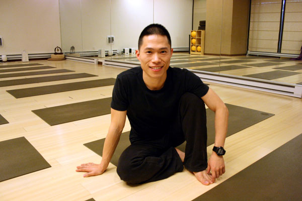 Sean Ren relaxes after teaching a Level 1-2 yoga class at Shanti Yoga Studio. [Photo: CRIENGLISH.com/William Wang] 
