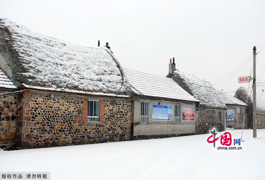 Photo taken on Jan. 4, 2012 shows the Yanduanjiao Village in Rongcheng Swan Lake in East China's Shandong province. Yandujiao Village is a paradise for the white swans that migrate here every December to April. [China.org.cn] 