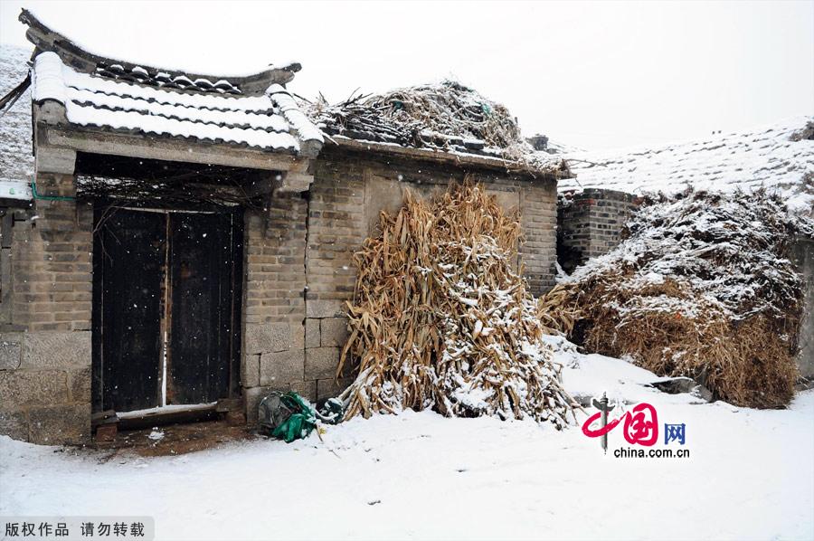 Photo taken on Jan. 4, 2012 shows the Yanduanjiao Village in Rongcheng Swan Lake in East China's Shandong province. Yandujiao Village is a paradise for the white swans that migrate here every December to April. [China.org.cn] 