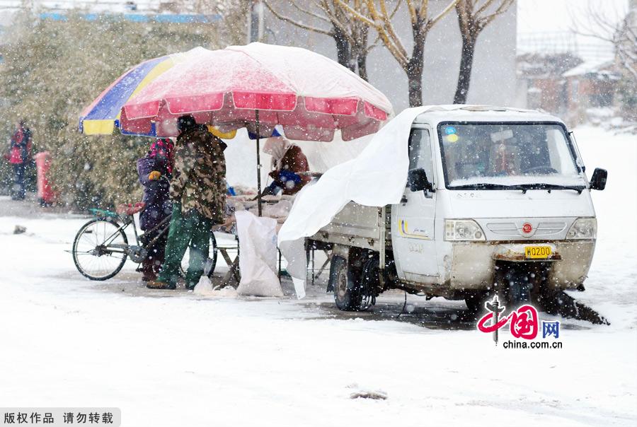 Photo taken on Jan. 4, 2012 shows the Yanduanjiao Village in Rongcheng Swan Lake in East China's Shandong province. Yandujiao Village is a paradise for the white swans that migrate here every December to April. [China.org.cn] 