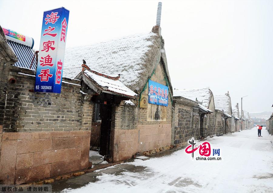 Photo taken on Jan. 4, 2012 shows the Yanduanjiao Village in Rongcheng Swan Lake in East China's Shandong province. Yandujiao Village is a paradise for the white swans that migrate here every December to April. [China.org.cn] 